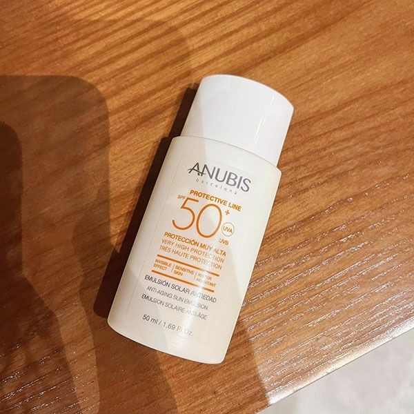 Kem chống nắng Anubis SPF 50+ Emulsion 50ml là một giải pháp hiệu quả để bảo vệ da khỏi tác động có hại của ánh nắng mặt trời, đặc biệt là tia UV