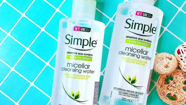 Nước tẩy trang Simple Micellar Cleansing Water là một sản phẩm của hãng mỹ phẩm giá bình dân từ Anh Quốc