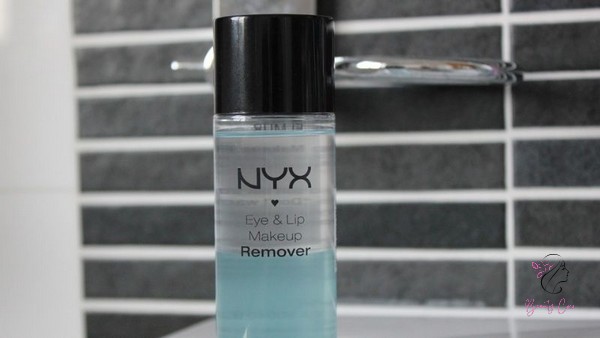 Công thức của NYX Eye & Lip Remover kết hợp dầu cùng các chiết xuất từ cam, đậu nành, đu đủ và tinh chất gạo