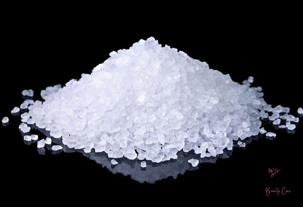 Sodium chloride, như một loại chất kết dính, có nhiệm vụ quan trọng trong việc ngăn chặn sự tách rời của các thành phần khác trong sản phẩm mỹ phẩm.