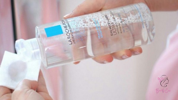 Với nước tẩy trang La Roche Posay dạng lỏng, bạn lấy một lượng vừa đủ ra bông tẩy trang.