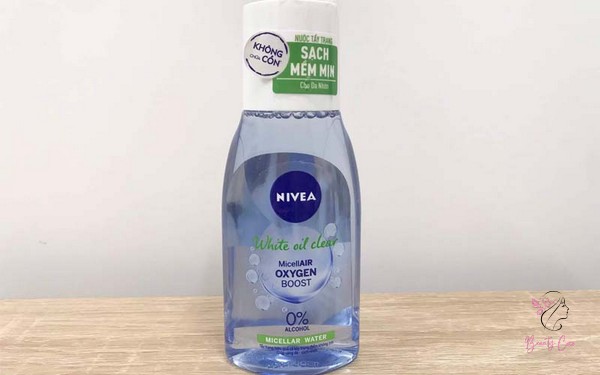 Nước tẩy trang Nivea dành cho da dầu mụn được chiết xuất từ cam thảo, ức chế sự sản sinh sắc tố da để làm sáng da và có khả năng kháng viêm