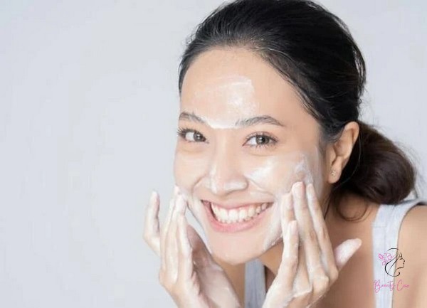 Cân nhắc giữa sữa rửa mặt dạng gel, sữa tẩy trang dạng dầu hoặc sữa rửa mặt dạng kem.