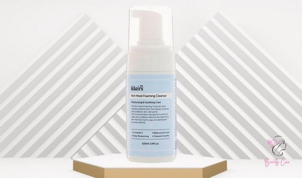 Sữa rửa mặt Klairs Rich Moist Foaming Cleanser là sản phẩm không chứa chất tẩy rửa, thay vào đó sử dụng hyaluronic acid và các thành phần tự nhiên như nha đam, rau diếp cá.